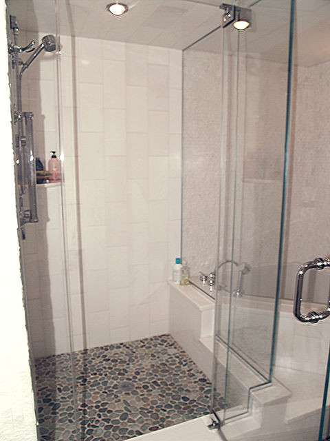 Ispirazione per una stanza da bagno con doccia classica di medie dimensioni con vasca ad angolo, doccia ad angolo, WC monopezzo, pareti bianche, pavimento con piastrelle a mosaico, lavabo a bacinella e top in superficie solida