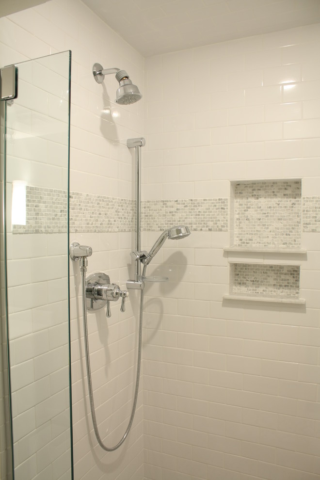 Esempio di una stanza da bagno classica con lavabo sottopiano, ante in stile shaker, ante in legno bruno, top in marmo, doccia alcova, piastrelle bianche, piastrelle diamantate, pareti grigie e pavimento con piastrelle a mosaico