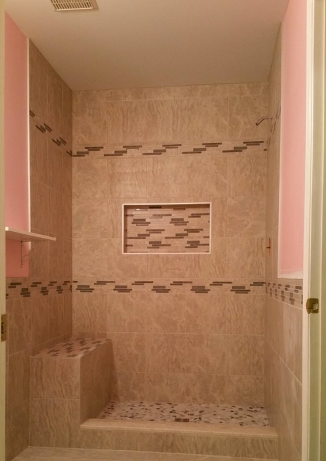 Пример оригинального дизайна: ванная комната в современном стиле с бежевой плиткой, керамогранитной плиткой, бежевыми стенами и полом из керамогранита