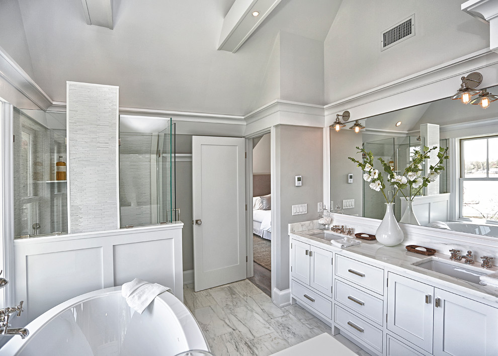Идея дизайна: большая главная ванная комната в морском стиле с фасадами в стиле шейкер, белыми фасадами, отдельно стоящей ванной, угловым душем, раздельным унитазом, серой плиткой, белой плиткой, мраморной плиткой, серыми стенами, мраморным полом, врезной раковиной, мраморной столешницей, белым полом и душем с распашными дверями