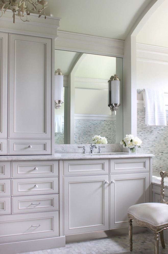 Imagen de cuarto de baño principal y gris y blanco tradicional renovado grande con armarios con paneles empotrados, puertas de armario grises, baldosas y/o azulejos grises, paredes blancas, lavabo bajoencimera, suelo gris y encimeras grises