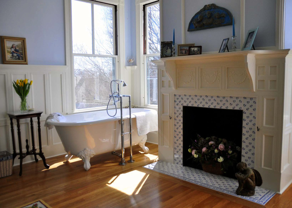 Klassisk inredning av ett stort en-suite badrum, med ett undermonterad handfat, skåp i shakerstil, beige skåp, bänkskiva i kvarts, ett badkar med tassar, en dusch i en alkov, en toalettstol med hel cisternkåpa, vit kakel, porslinskakel, blå väggar och mellanmörkt trägolv