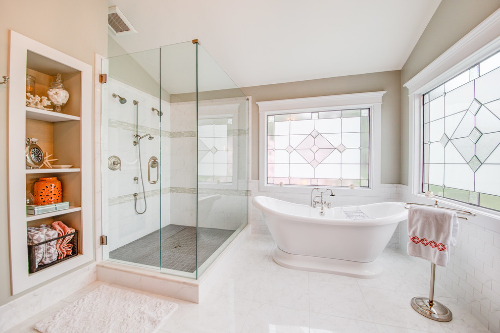 Klassisk inredning av ett en-suite badrum, med öppna hyllor, ett fristående badkar, en hörndusch, vit kakel och beige väggar