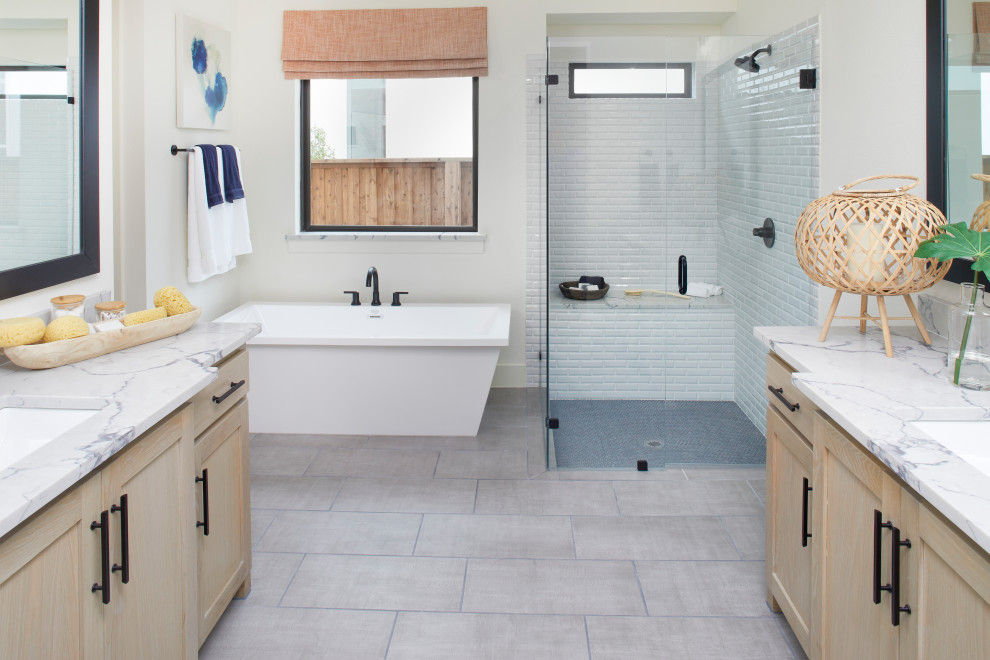 Idéer för ett stort klassiskt grå en-suite badrum, med skåp i shakerstil, skåp i ljust trä, en hörndusch, vita väggar, ett undermonterad handfat, grått golv och dusch med gångjärnsdörr