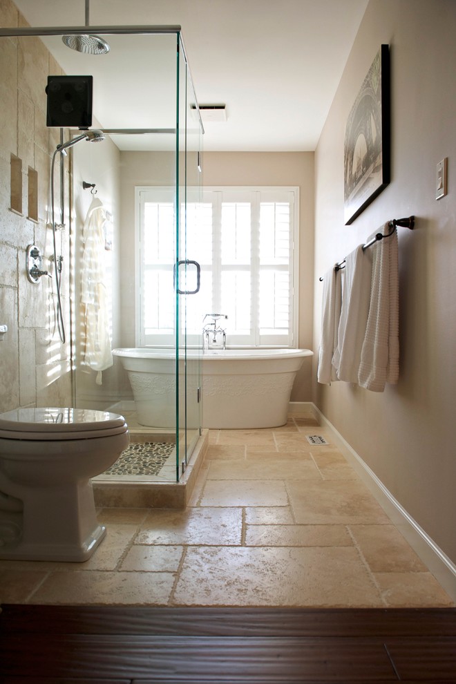 Inspiration pour une salle de bain principale traditionnelle avec un lavabo encastré, un placard en trompe-l'oeil, des portes de placard blanches, un plan de toilette en granite, une baignoire indépendante, une douche ouverte, un carrelage beige, un carrelage de pierre, un mur beige et un sol en travertin.