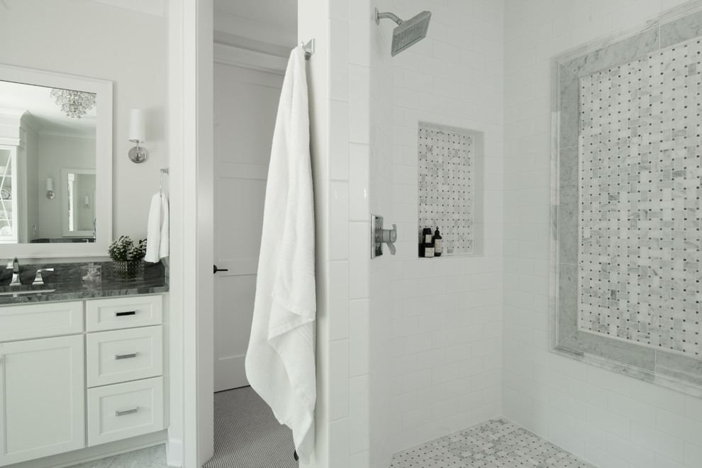 Idéer för att renovera ett stort vintage en-suite badrum, med skåp i shakerstil, vita skåp, ett fristående badkar, en dusch i en alkov, vit kakel, tunnelbanekakel, vita väggar, marmorgolv, ett undermonterad handfat, granitbänkskiva, grått golv och dusch med duschdraperi