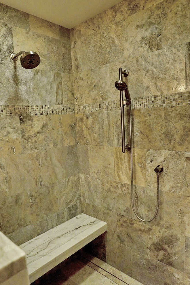 Inspiration pour une salle de bain principale traditionnelle de taille moyenne avec un lavabo encastré, un placard avec porte à panneau surélevé, une douche à l'italienne, WC à poser, un carrelage beige, un carrelage de pierre, un mur beige et un sol en travertin.