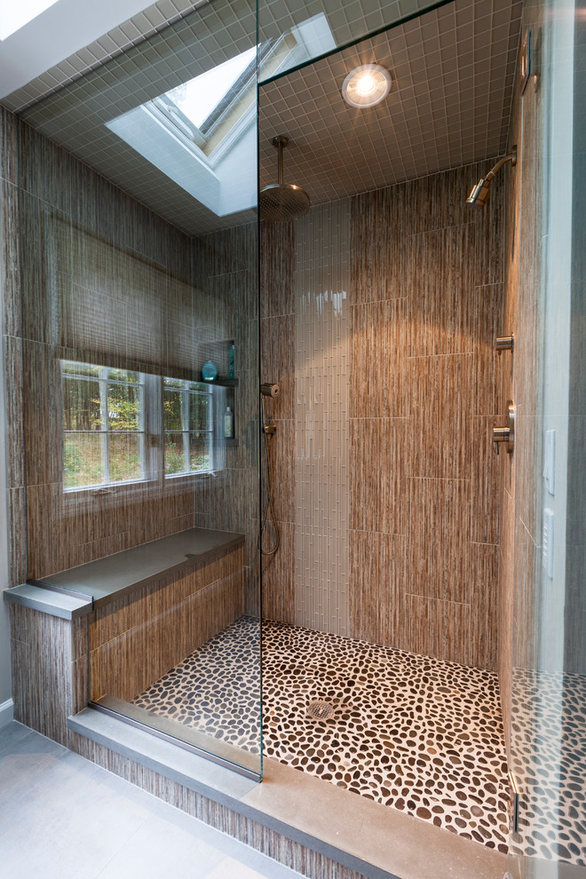 Идея дизайна: большая главная ванная комната в стиле лофт с монолитной раковиной, отдельно стоящей ванной, душем в нише, раздельным унитазом, серой плиткой, керамогранитной плиткой, серыми стенами и полом из керамогранита