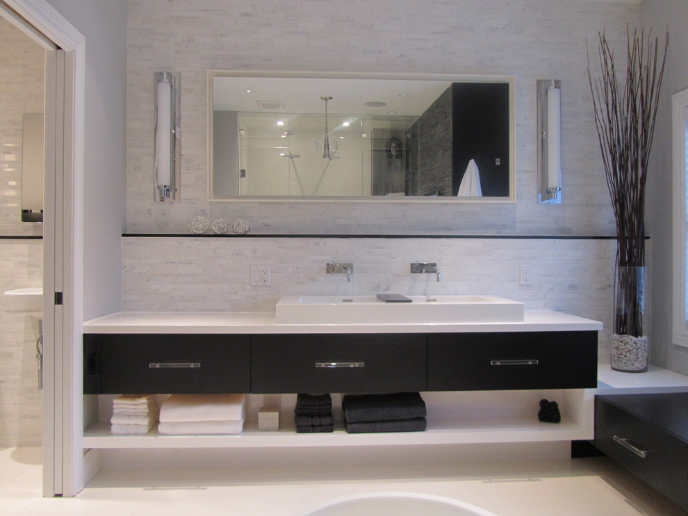 Стильный дизайн: ванная комната в стиле модернизм с раковиной с несколькими смесителями, плоскими фасадами, темными деревянными фасадами, белой плиткой и акцентной стеной - последний тренд
