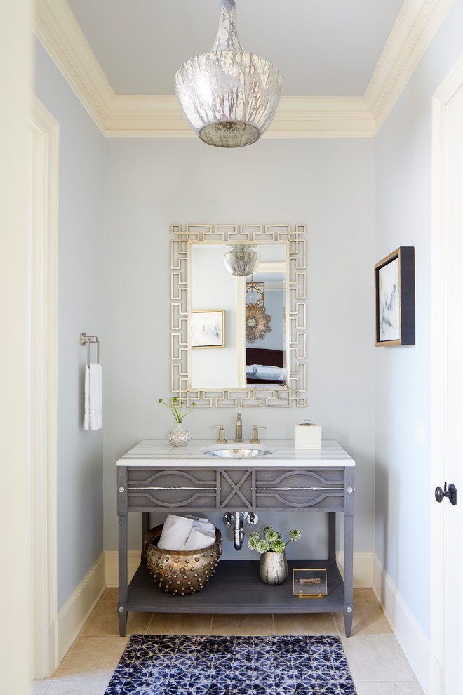 Idee per una stanza da bagno con doccia classica con nessun'anta, ante grigie, pareti blu, pavimento con piastrelle in ceramica, lavabo integrato, top in marmo, pavimento beige e top bianco