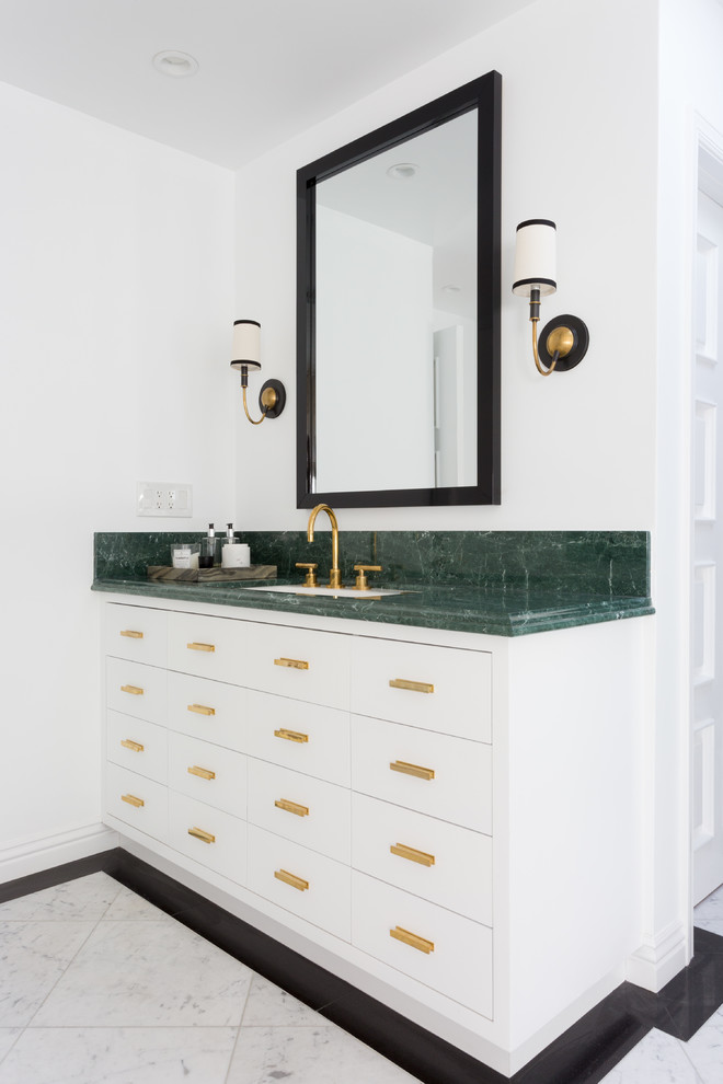 Bild på ett mellanstort funkis en-suite badrum, med släta luckor, vita skåp, ett fristående badkar, våtrum, vita väggar, marmorgolv, ett undermonterad handfat, marmorbänkskiva, vitt golv och dusch med gångjärnsdörr