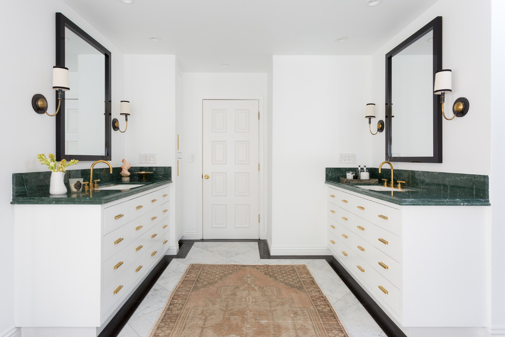 Idéer för att renovera ett mellanstort funkis en-suite badrum, med släta luckor, vita skåp, ett fristående badkar, våtrum, vita väggar, marmorgolv, ett undermonterad handfat, marmorbänkskiva, vitt golv och dusch med gångjärnsdörr