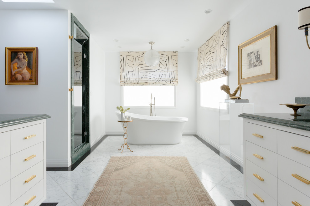 Modern inredning av ett mellanstort grön grönt en-suite badrum, med släta luckor, vita skåp, ett fristående badkar, vita väggar, marmorbänkskiva, dusch med gångjärnsdörr, våtrum, vitt golv, marmorgolv och ett undermonterad handfat