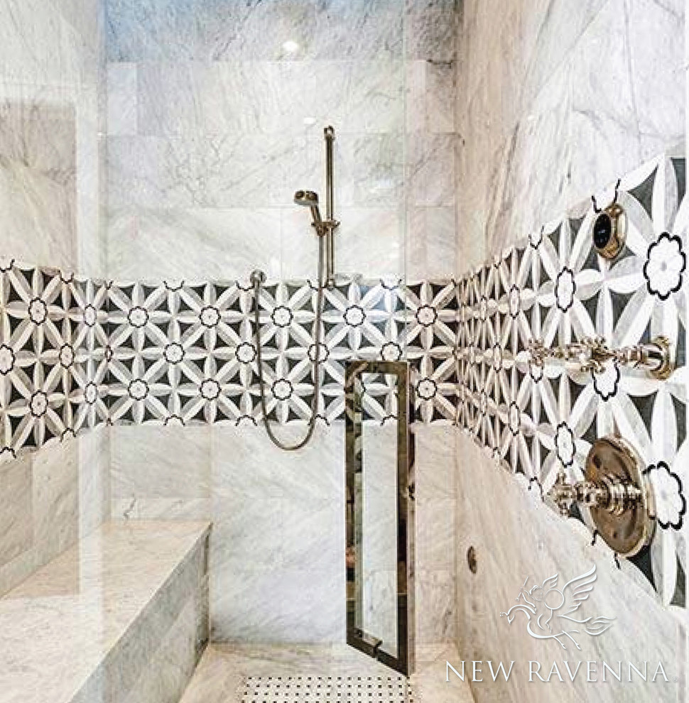 Idee per una stanza da bagno design con doccia alcova, piastrelle grigie, piastrelle a mosaico e pavimento in marmo