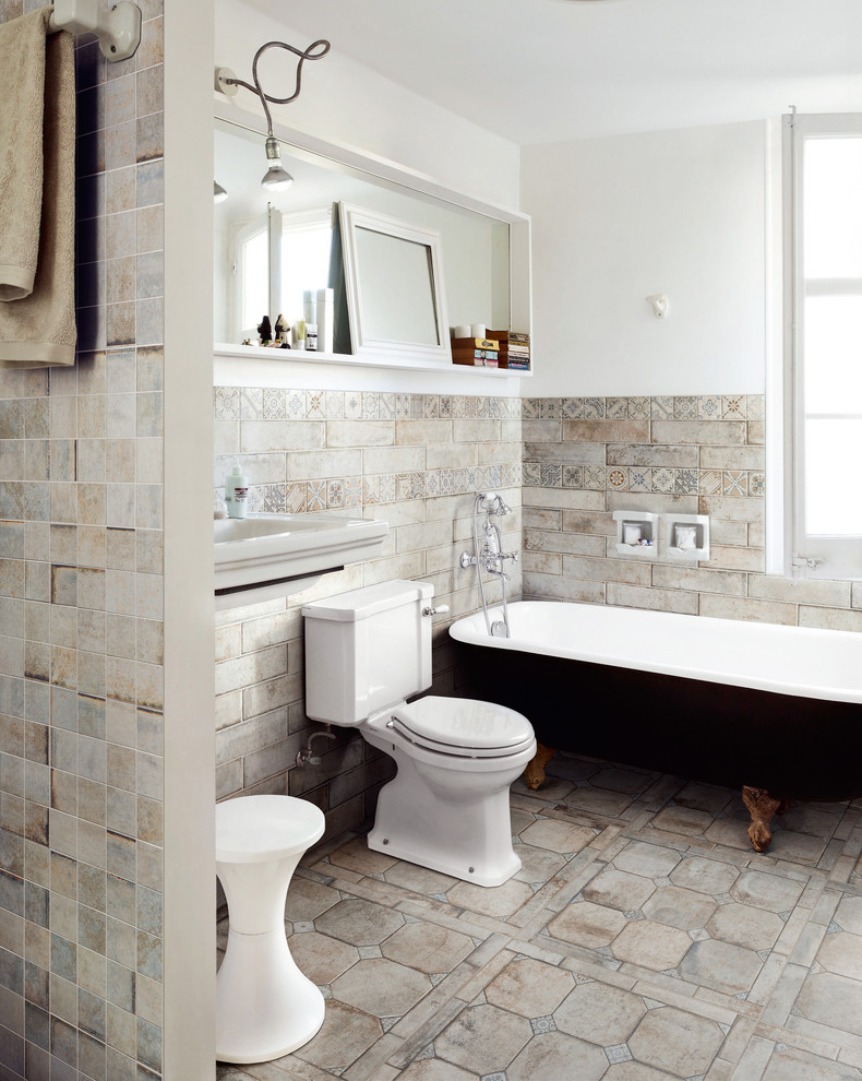 Exempel på ett mellanstort rustikt en-suite badrum, med ett badkar med tassar, en öppen dusch, en toalettstol med separat cisternkåpa, flerfärgad kakel, porslinskakel, vita väggar, klinkergolv i porslin och ett väggmonterat handfat
