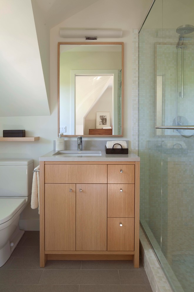 Idéer för att renovera ett funkis grå grått badrum, med ett undermonterad handfat, släta luckor, skåp i mellenmörkt trä, en dusch i en alkov, en toalettstol med separat cisternkåpa, vit kakel och mosaik
