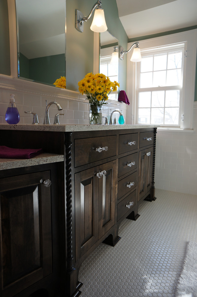 Inredning av ett klassiskt mellanstort badrum med dusch, med möbel-liknande, ett badkar i en alkov, en dusch/badkar-kombination, en toalettstol med separat cisternkåpa, vit kakel, tunnelbanekakel, gröna väggar, klinkergolv i porslin, ett undermonterad handfat, granitbänkskiva och skåp i mörkt trä
