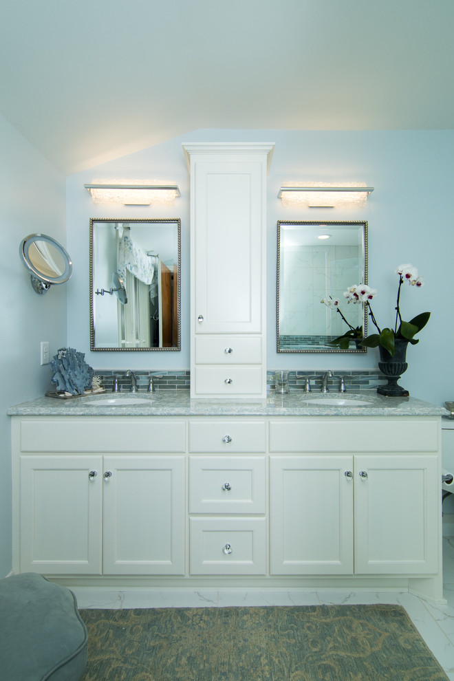 Idée de décoration pour une salle de bain principale tradition de taille moyenne avec un lavabo posé, des portes de placard blanches, un plan de toilette en quartz modifié, une douche d'angle, un carrelage blanc, des carreaux de céramique, un mur bleu et un sol en carrelage de porcelaine.