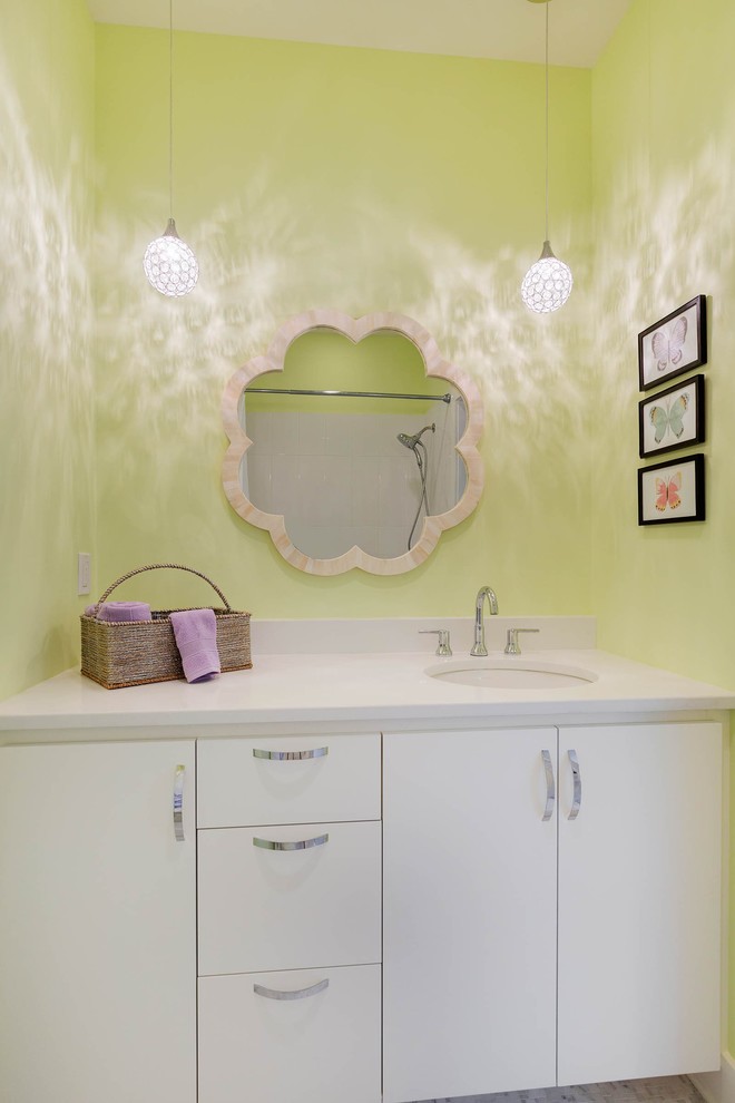 Пример оригинального дизайна: ванная комната среднего размера в современном стиле с плоскими фасадами, белыми фасадами, желтыми стенами, душевой кабиной, столешницей из ламината, душем в нише, раздельным унитазом, керамической плиткой и врезной раковиной