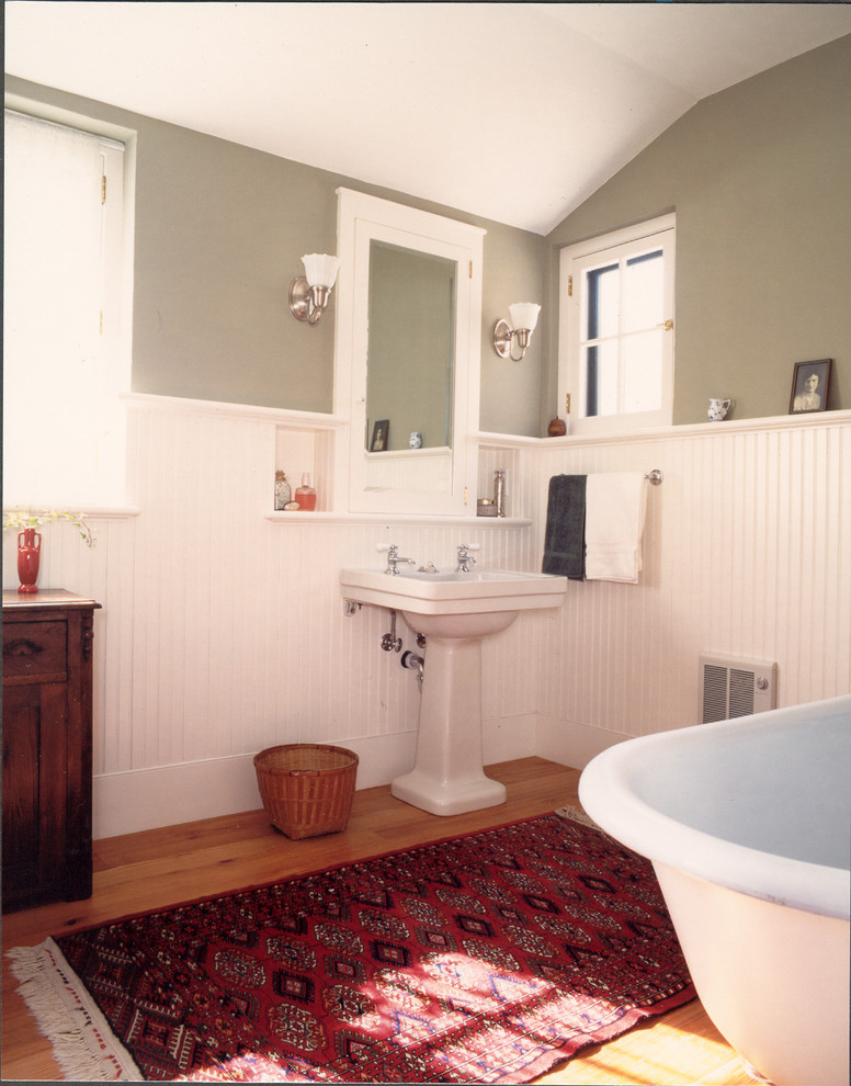 Foto på ett stort lantligt en-suite badrum, med möbel-liknande, skåp i mörkt trä, ett fristående badkar, grå väggar, ljust trägolv, ett piedestal handfat och brunt golv