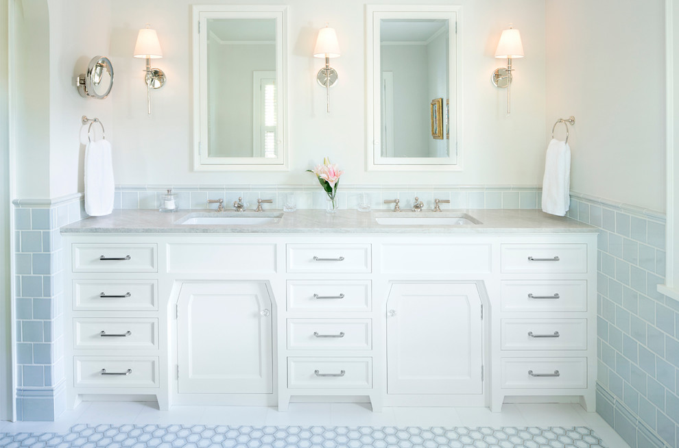 На фото: главная ванная комната в классическом стиле с фасадами с утопленной филенкой, белыми фасадами, синей плиткой, плиткой кабанчик, белыми стенами, врезной раковиной, разноцветным полом, серой столешницей и зеркалом с подсветкой