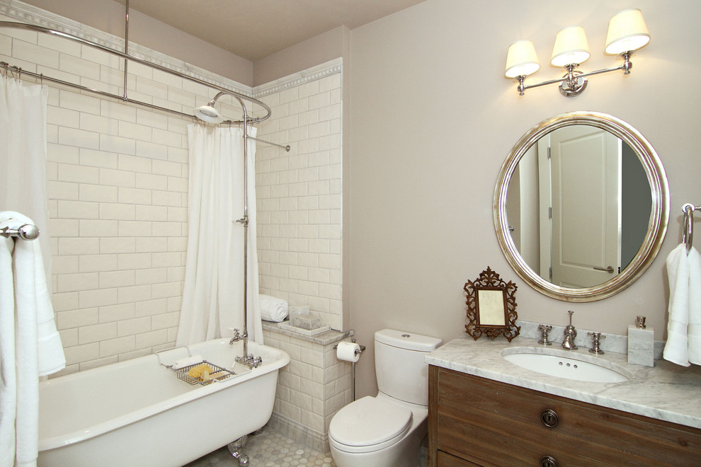 Foto de cuarto de baño actual con bañera exenta y encimeras grises