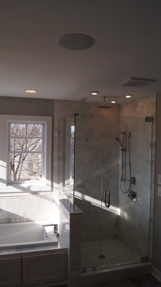 Foto på ett litet vintage badrum med dusch, med ett platsbyggt badkar, beige kakel, stenkakel och grå väggar