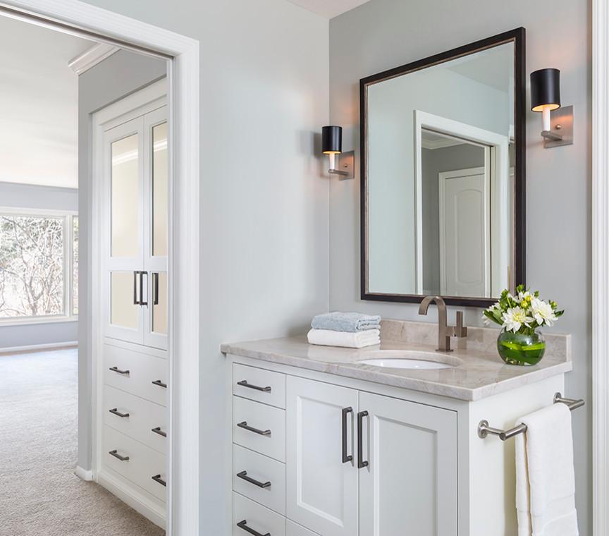 Exempel på ett stort klassiskt en-suite badrum, med släta luckor, vita skåp, ett undermonterat badkar, en kantlös dusch, en vägghängd toalettstol, grå kakel, porslinskakel, grå väggar, klinkergolv i porslin, ett undermonterad handfat och bänkskiva i kvartsit