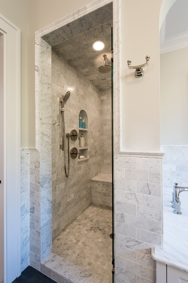 Inredning av ett klassiskt stort en-suite badrum, med ett undermonterad handfat, luckor med infälld panel, vita skåp, granitbänkskiva, ett undermonterat badkar, en öppen dusch, en toalettstol med separat cisternkåpa, vit kakel, tunnelbanekakel, grå väggar och skiffergolv