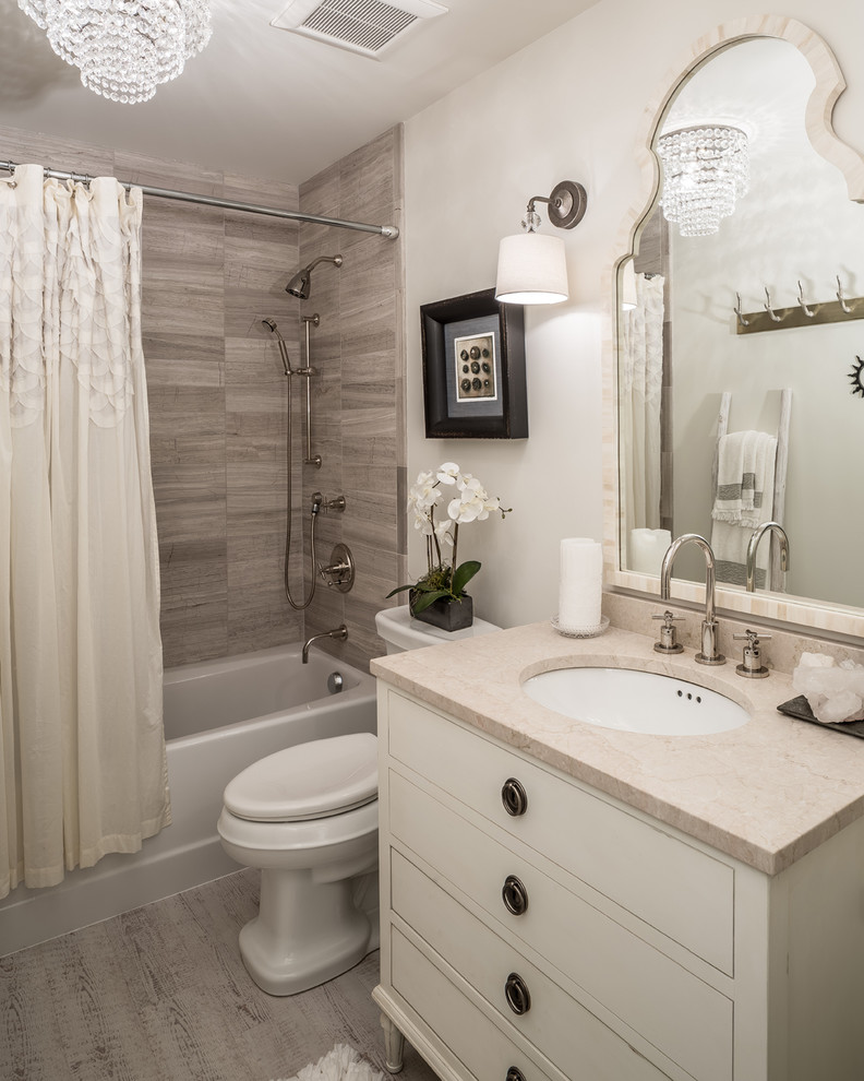 Eklektisches Badezimmer mit Badewanne in Nische, weißer Wandfarbe, Vinylboden und Unterbauwaschbecken in Minneapolis