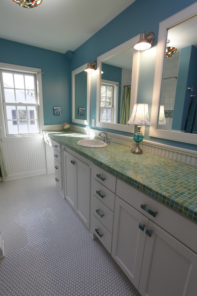 Idee per una stanza da bagno per bambini tradizionale di medie dimensioni con ante lisce, ante bianche, top piastrellato, piastrelle multicolore, piastrelle a mosaico, pareti blu e pavimento in gres porcellanato