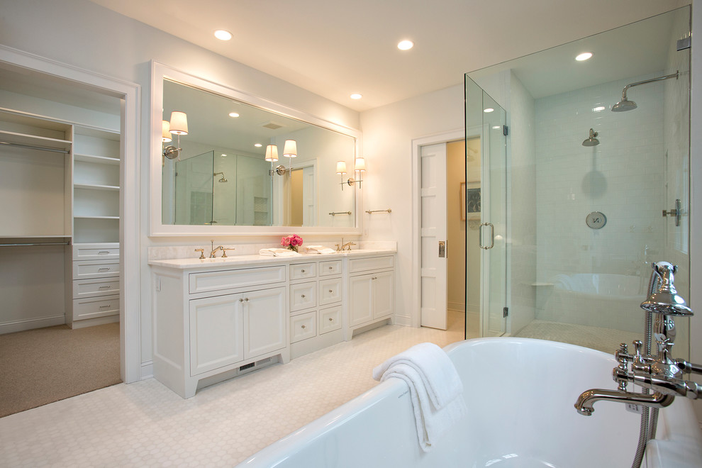 Стильный дизайн: маленькая главная ванная комната в классическом стиле с белыми фасадами, унитазом-моноблоком, цементной плиткой, белыми стенами, столешницей из искусственного кварца и белой плиткой для на участке и в саду - последний тренд
