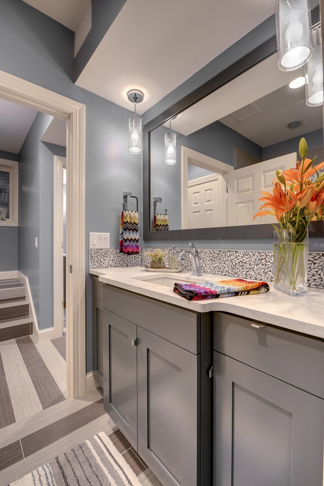 На фото: ванная комната в стиле неоклассика (современная классика) с врезной раковиной, серыми фасадами, фасадами в стиле шейкер и серой плиткой с