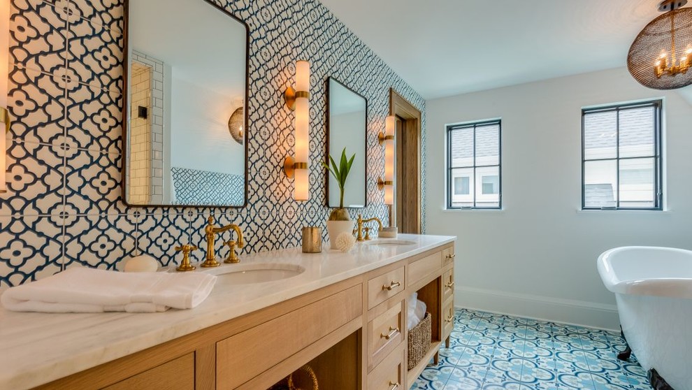 Design ideas for a traditional bathroom in Minneapolis.