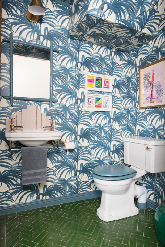 エディンバラにある高級な小さなエクレクティックスタイルのおしゃれなトイレ・洗面所 (マルチカラーの壁、モザイクタイル、緑の床) の写真
