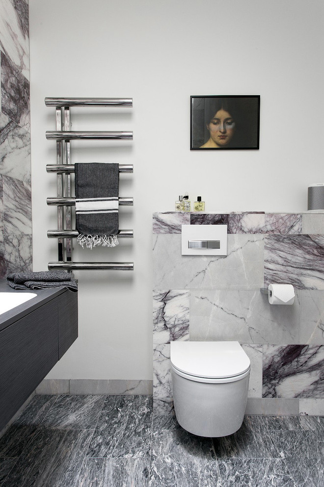 Idéer för ett litet modernt grå badrum med dusch, med släta luckor, grå skåp, våtrum, en vägghängd toalettstol, svart och vit kakel, marmorkakel, vita väggar, marmorgolv, ett konsol handfat, träbänkskiva, grått golv och med dusch som är öppen