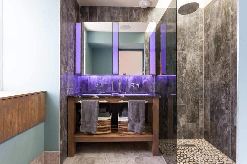 Стильный дизайн: ванная комната в современном стиле с открытыми фасадами, темными деревянными фасадами, душем без бортиков, черной плиткой, черными стенами, душевой кабиной, врезной раковиной, серым полом, открытым душем, черной столешницей и зеркалом с подсветкой - последний тренд