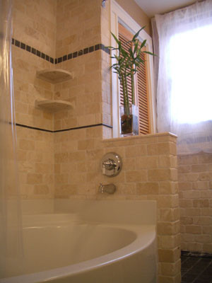 Immagine di una stanza da bagno padronale tradizionale di medie dimensioni con vasca ad alcova, vasca/doccia, WC a due pezzi, piastrelle beige, piastrelle in pietra, pareti beige, pavimento in marmo e lavabo a consolle