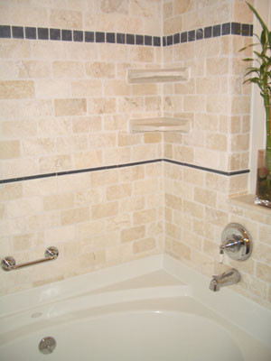 Bild på ett mellanstort vintage en-suite badrum, med ett badkar i en alkov, en dusch/badkar-kombination, en toalettstol med separat cisternkåpa, beige kakel, stenkakel, beige väggar, marmorgolv och ett konsol handfat