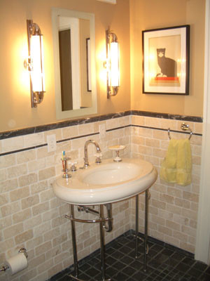 На фото: главная ванная комната среднего размера в классическом стиле с ванной в нише, душем над ванной, раздельным унитазом, бежевой плиткой, каменной плиткой, бежевыми стенами, мраморным полом и консольной раковиной с