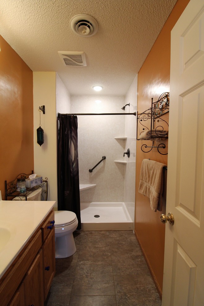 Ispirazione per una stanza da bagno con doccia tradizionale di medie dimensioni con doccia alcova, pavimento in vinile, pavimento grigio e doccia con tenda