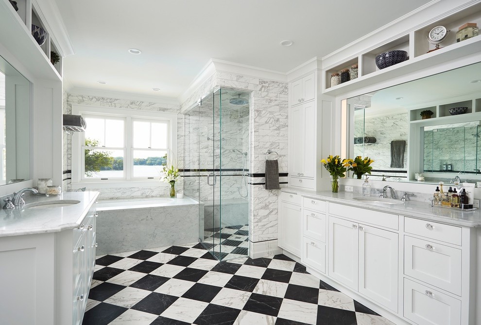 Inspiration för ett vintage badrum, med ett undermonterat badkar, marmorbänkskiva, skåp i shakerstil, vita skåp, vit kakel, marmorkakel, ett undermonterad handfat, flerfärgat golv och dusch med gångjärnsdörr
