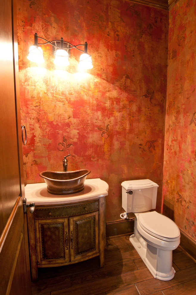 ヒューストンにある地中海スタイルのおしゃれなトイレ・洗面所の写真