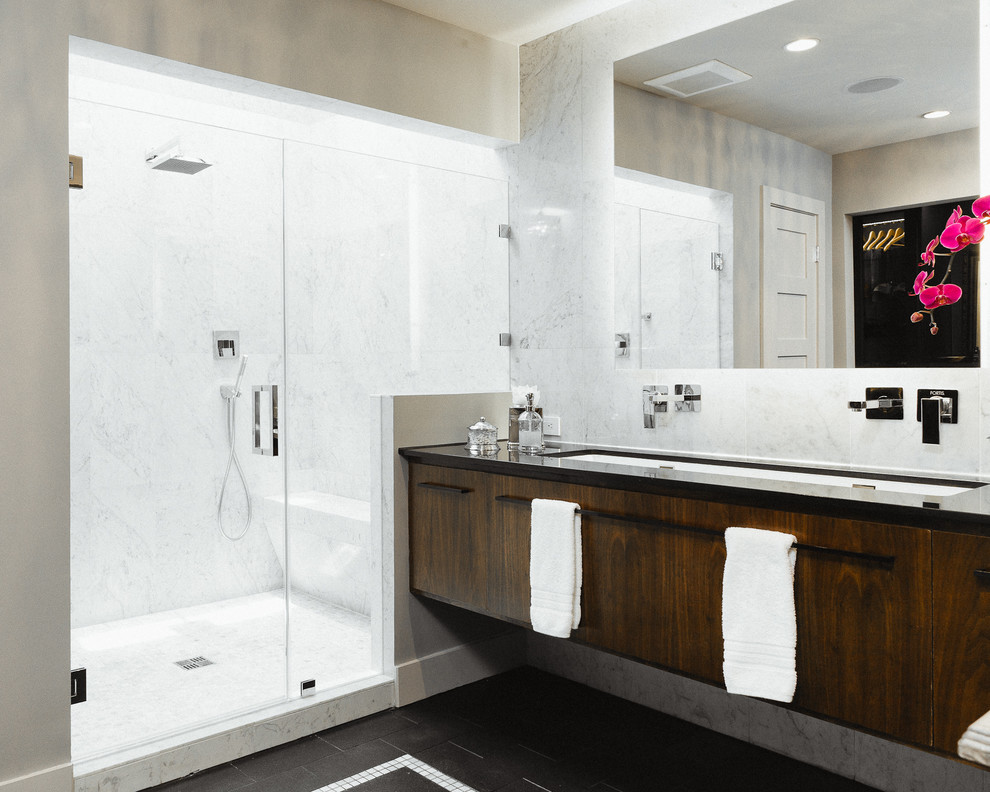 Inspiration för moderna badrum, med ett undermonterad handfat, släta luckor, skåp i mörkt trä, en dusch i en alkov och vit kakel