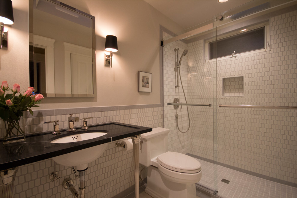 Kleines Klassisches Duschbad mit Duschnische, Toilette mit Aufsatzspülkasten, weißen Fliesen, Keramikfliesen, beiger Wandfarbe, Keramikboden, Waschtischkonsole und Marmor-Waschbecken/Waschtisch in Seattle
