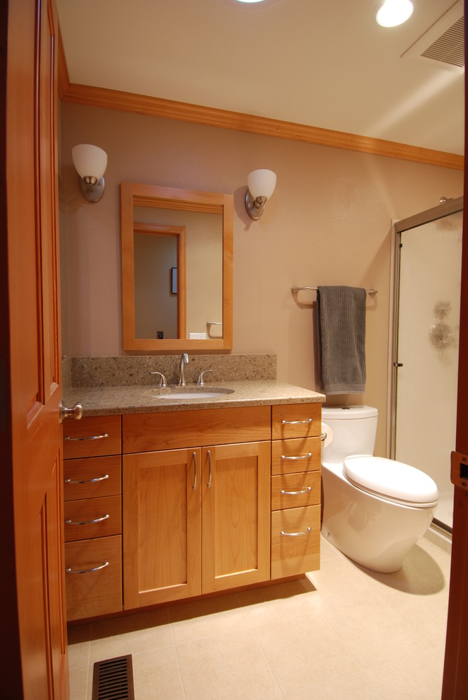 Bild på ett litet vintage badrum med dusch, med ett undermonterad handfat, skåp i shakerstil, skåp i ljust trä, bänkskiva i kvarts, en dusch i en alkov, en toalettstol med hel cisternkåpa, beige kakel, porslinskakel, beige väggar och klinkergolv i porslin
