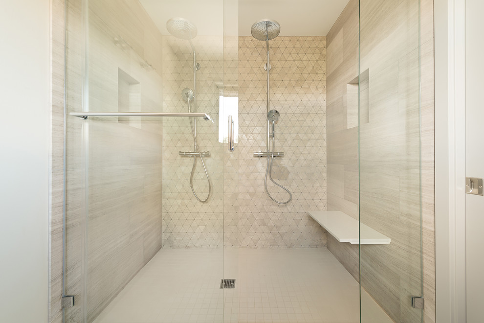 Mittelgroßes Klassisches Badezimmer En Suite mit Duschnische, Wandtoilette mit Spülkasten, beigen Fliesen, braunen Fliesen, Porzellanfliesen, beiger Wandfarbe, Mosaik-Bodenfliesen, beigem Boden und Falttür-Duschabtrennung in Seattle