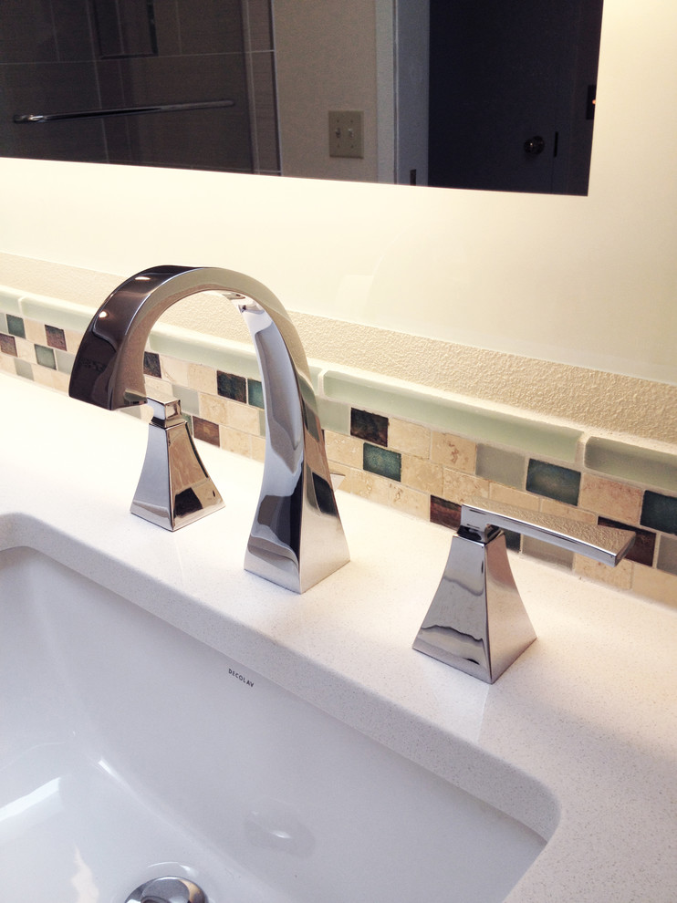 Klassisches Badezimmer mit Unterbauwaschbecken, Quarzwerkstein-Waschtisch, grünen Fliesen und Mosaikfliesen in Seattle