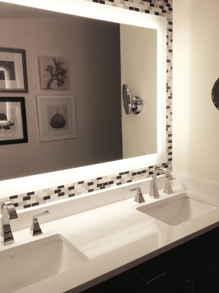 Ispirazione per una stanza da bagno classica con lavabo sottopiano, top in quarzo composito, piastrelle multicolore e piastrelle a mosaico