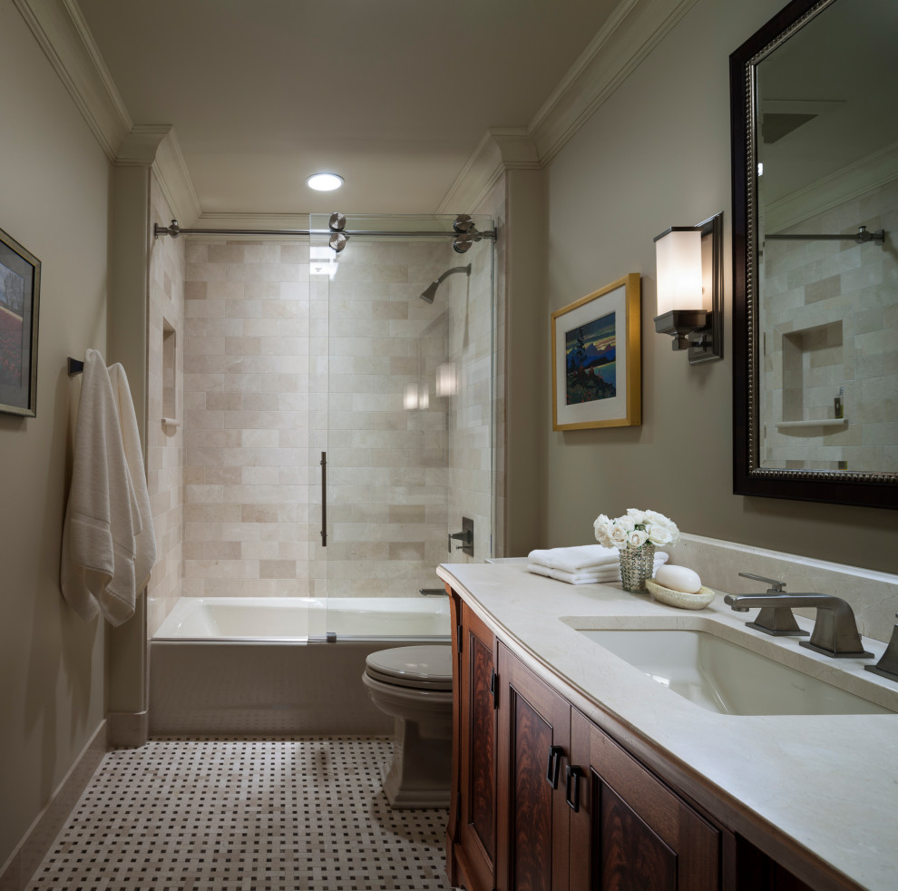 Пример оригинального дизайна: маленькая ванная комната в стиле неоклассика (современная классика) с фасадами островного типа, коричневыми фасадами, накладной ванной, душем над ванной, унитазом-моноблоком, бежевой плиткой, плиткой из известняка, бежевыми стенами, мраморным полом, врезной раковиной, столешницей из известняка, бежевым полом, душем с раздвижными дверями, бежевой столешницей, тумбой под одну раковину и напольной тумбой для на участке и в саду